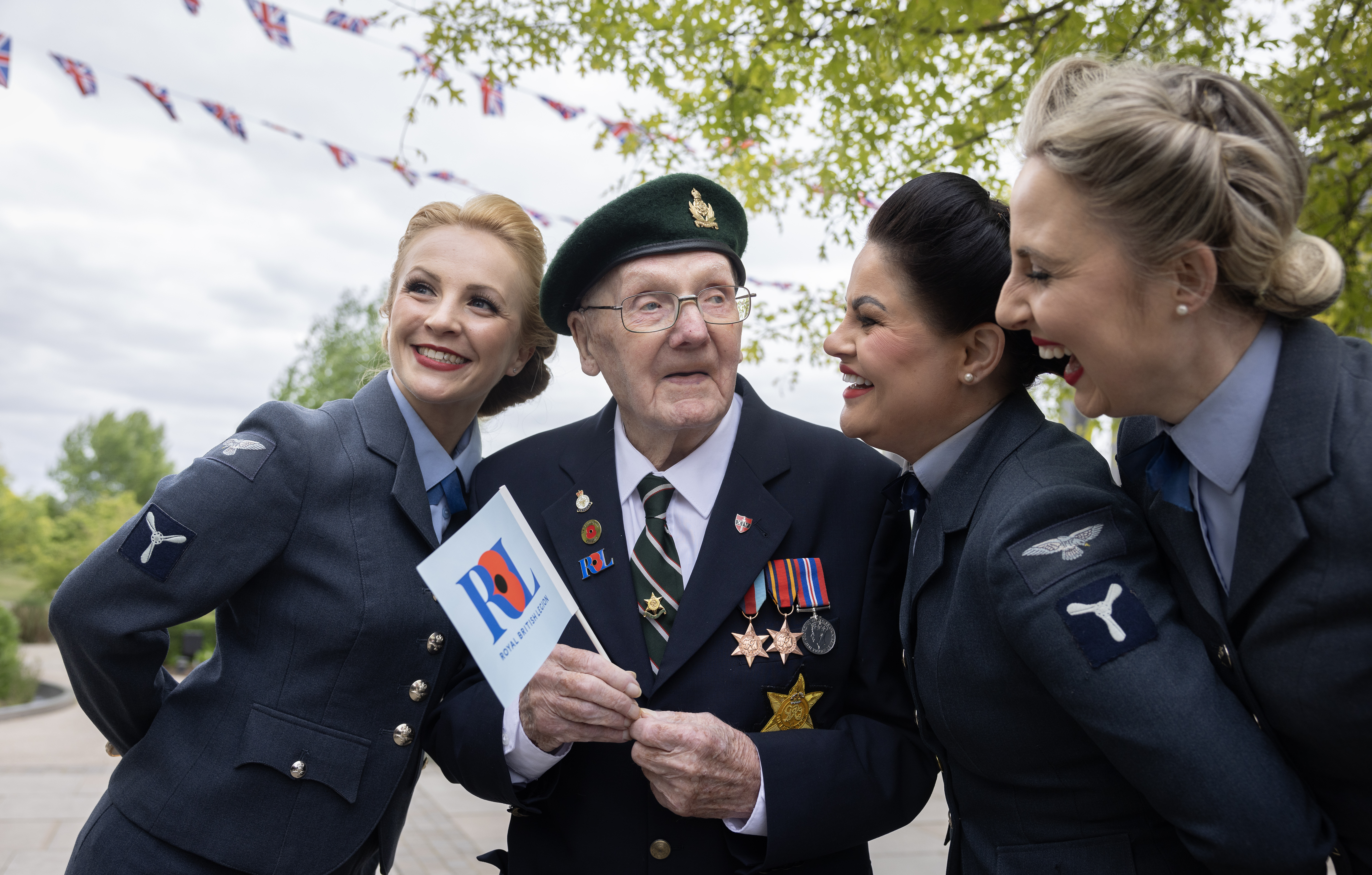 A second world campaign veteran poses with the D-Day darlings.