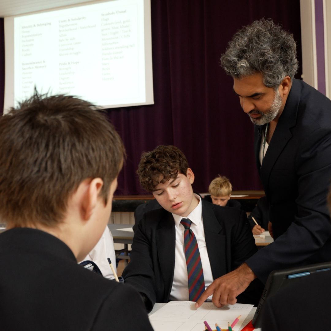 Artist Mahtab Hussein talks to a young year 9 student about his art project